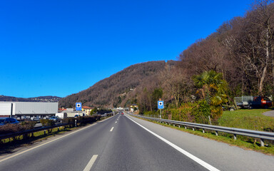 Die Autobahn A2 (Gotthard-Autobahn) vor Lugano-Schweiz in Fahrtrichtung Norden
