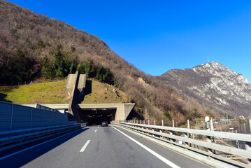 Die Autobahn A2 (Gotthard-Autobahn) bei Melide/Bissione-Schweiz in Fahrtrichtung Norden