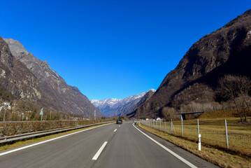 Die Autobahn A13 vor Lostallo/Graubünden-Schweiz in Fahrtrichtung Norden