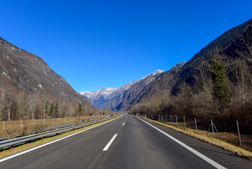 Die Autobahn A13 vor Lostallo/Graubünden-Schweiz in Fahrtrichtung Norden