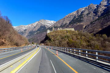 Die Autobahn A13 bei Mesocco/Graubünden-Schweiz in Fahrtrichtung Norden