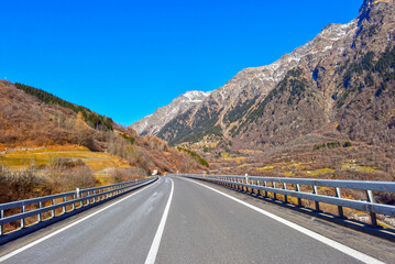 Die Autobahn A13 bei Mesocco/Graubünden-Schweiz in Fahrtrichtung Norden