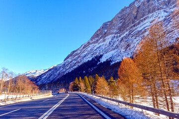 Die Autostrasse A13 nach dem San-Bernardino-Tunnel in Fahrtrichtung Norden (Schweiz)