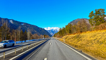 Fototapeta premium Die Autobahn A13 vor Ausfahrt Rothenbrunnen/GR in Richtung Chur (Schweiz)