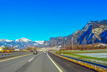 Naklejka premium Die Autobahn A13 vor Ausfahrt Zizerz/Untervaz in Fahrtrichtung nach Norden (Schweiz)