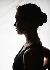eine junge frau Portrait Silhouette Frisur Dutt Haarzopf Augen Mund Kinn Dekolletee © fotoak80