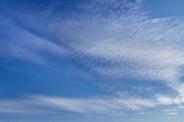 Fototapeta premium Clear morning sky with light white clouds, heralding a beautiful new day. Symbolizes fresh beginnings and new opportunities.
