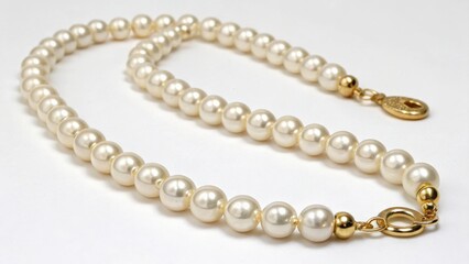 Obraz premium White Pearl Necklace with Gold Clasps