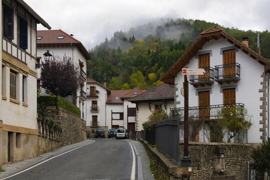 Calle con casas tradicionales y balcones de madera en Isaba, Navarra, Espa&ntilde;a, rodeada de monta&ntilde;as.