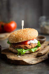 hamburger fait maison et steak végétal flocons d'avoine et haricots rouges, tomate, salade et sauce aux cornichons