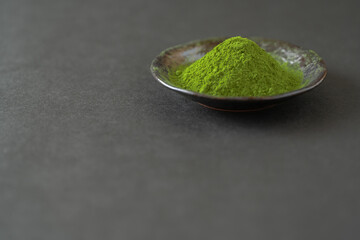 小皿に盛られた抹茶パウダー