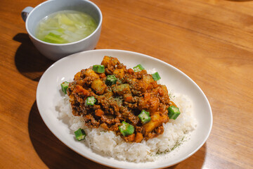 彩り豊かなドライカレーとキャベツスープの食卓