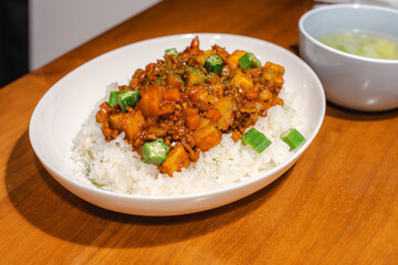 彩り豊かなドライカレーとキャベツスープの食卓