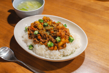 彩り豊かなドライカレーとキャベツスープの食卓