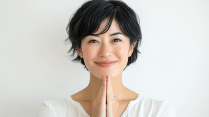 笑顔でいただきますのポーズをする女性