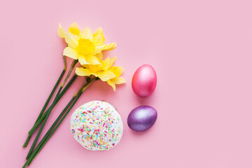 Ester empty notepad with fresh bouquet of spring narcissus daffodils on pastel light background. Blank notebook with daffodil flower's. Easter concept. Place for text, copy space, flat lay, top view