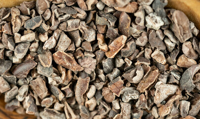 Braune Schokoladen Nibs auf Olivenholz