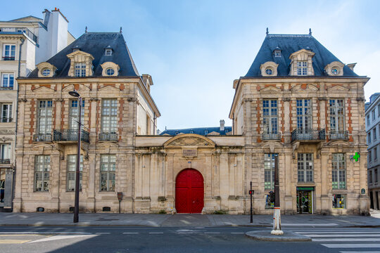 Paris, France -17 mars 2025: Vue ext&eacute;rieure de l'h&ocirc;tel de Mayenne, h&eacute;bergeant l'&eacute;cole des Francs Bourgeois - La Salle, &eacute;tablissement d'enseignement priv&eacute; comportant &eacute;cole &eacute;l&eacute;mentaire, coll&egrave;ge et lyc&eacute;e