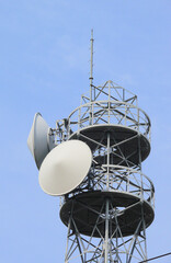 変電施設に設けられた遠隔地との通信用パラボラアンテナ塔