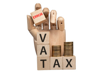 sztuczna dłoń układająca napisy dotyczące finansów: VAT, TAX,  © siwyk