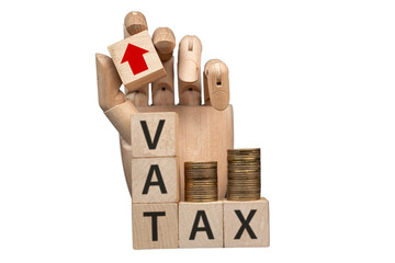 sztuczna dłoń układająca napisy dotyczące finansów: VAT, TAX, 