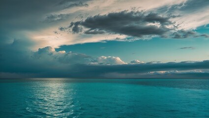 Fototapeta premium A breathtaking ocean view depicting waves under a twilight sky.