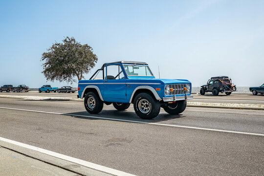 Customized 1977 Ford Bronco SUV