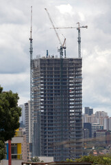Guindastes em constru&ccedil;&atilde;o de pr&eacute;dios urbanos