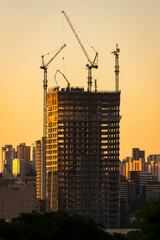 Guindastes em constru&ccedil;&atilde;o de pr&eacute;dios urbanos