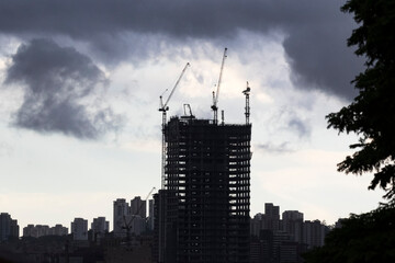 Guindastes em constru&ccedil;&atilde;o de pr&eacute;dios urbanos
