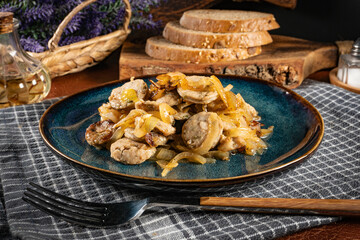 Slices of white sausage stewed with onion.