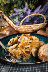 Slices of white sausage stewed with onion.