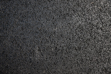 Neu geteerter Asphalt auf einer strasse von oben photografiert