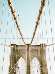 Obraz premium Stunning view of Brooklyn Bridge cables against a clear blue sky on a sunny day