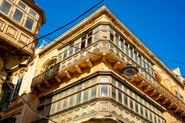 Fototapete Rund Enge Straßen Typical narrow streets with colorful balconies in VallettaTypical narrow streets with colorful balconies. Narrow streets with colourful window boxes in Valetta, MaltaTraditional Maltese balconies in V  © enderbayindir