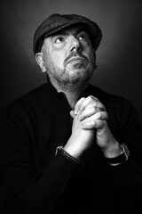 Uomo con cappello che prega