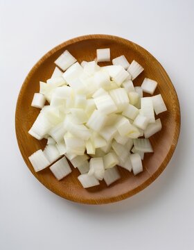 imagen hiperrealista de una cebolla cortada en cuadraditos, Fondo blanco.