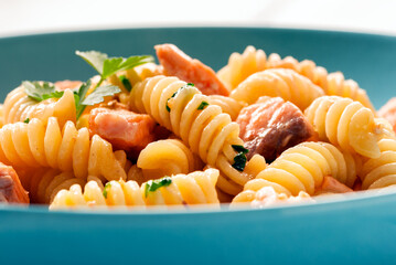 Fusilli con salmone, pasta italiana 