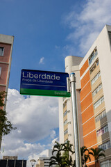 Fototapeta premium Placa de Sinalização com nome da Praça da Liberdade, Belo Horizonte, Minas Gerais, Brasil