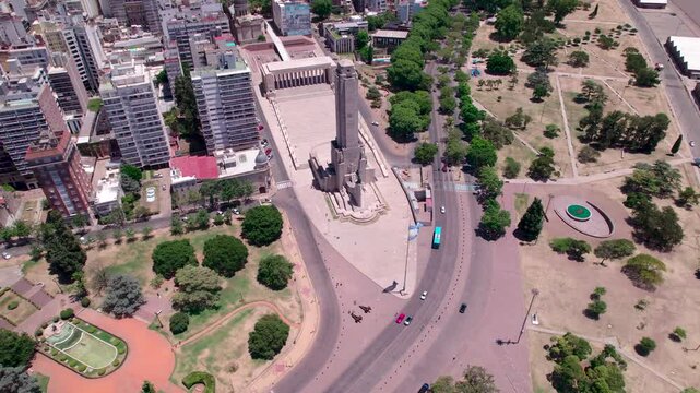 Vista a&eacute;rea del Monumento Hist&oacute;rico Nacional a la Bandera, Monumento a la Bandera. Rosario, Santa Fe, Argentina. Bandera argentina flameando, d&iacute;a soleado, Belgrano, turismo, patria, nacionalismo.
