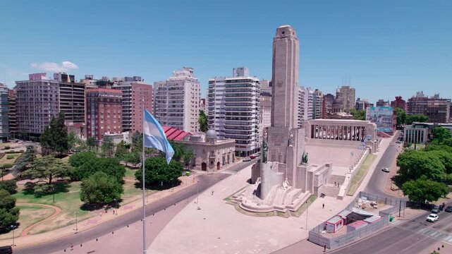 Vista a&eacute;rea del Monumento Hist&oacute;rico Nacional a la Bandera, Monumento a la Bandera. Rosario, Santa Fe, Argentina. Bandera argentina flameando, d&iacute;a soleado, Belgrano, turismo, patria, nacionalismo.