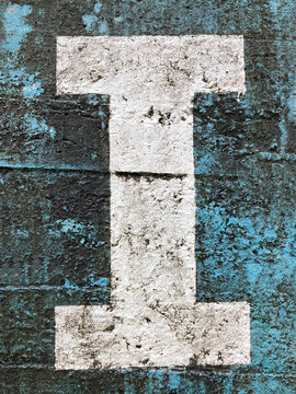 i may&uacute;scula letra blanca escrita en la pared sucia grafiti muro IMG_0428-as25
