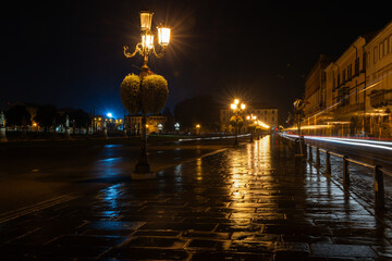 Fototapeta premium Italian cities capture the enchanting atmosphere of historic streets illuminated by warm golden lights