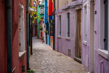 Fototapeta premium vibrant, colorful houses on the island of Burano in Venice, Italy