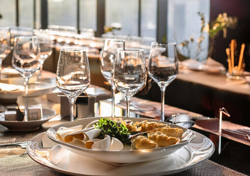 Plato catering en un elegante restaurante