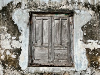 Old Wooden Window on Weathered Wall – Aesthetic Vintage Texture
Rustic aged wooden window on a cracked, peeling wall. Perfect for vintage, abandoned, urban decay, and rustic textures.