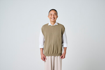 私服姿のシニア男性の笑顔のポートレート