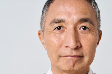 私服姿のシニア男性のポートレート