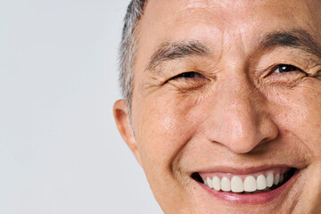 私服姿のシニア男性の笑顔のポートレート