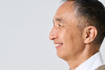 Obraz premium 私服姿のシニア男性の笑顔のポートレート